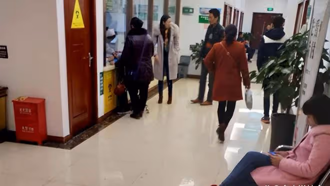 2014年,老人晨練時被女孩撞暈,為何醒後對兒子說:幫她找份工作