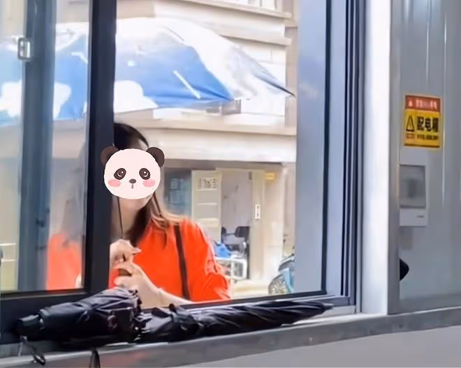 女子離婚後婆家不讓看孩子,女兒出嫁都不能參加,只能隔著窗戶看