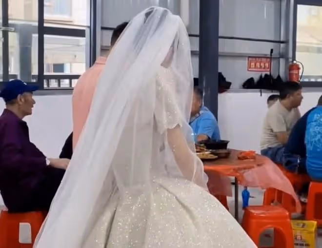 女子離婚後婆家不讓看孩子,女兒出嫁都不能參加,只能隔著窗戶看