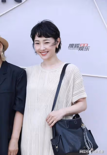 一碰就懷孕?白百何疑懷三胎!短髮現身穿平底鞋,大肚子孕味十足