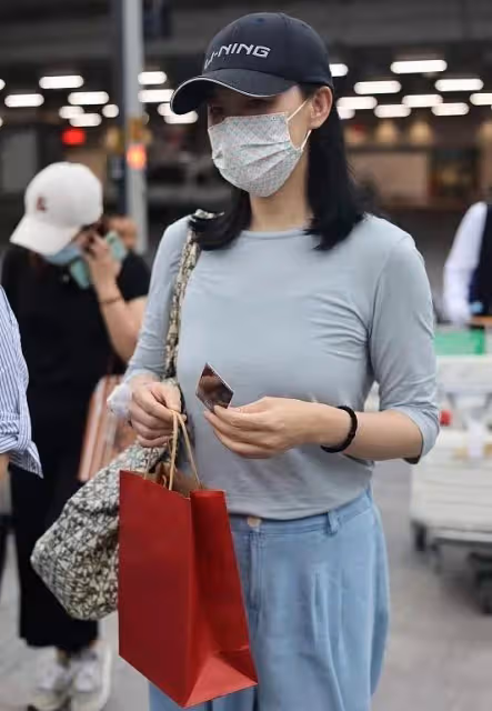 詠梅罕見走機場,穿衛衣裙意外暴露壯實體格,氣質秒變運動員