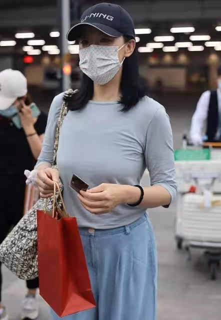 詠梅罕見走機場,穿衛衣裙意外暴露壯實體格,氣質秒變運動員
