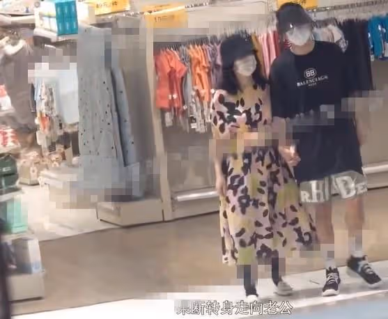 謝娜一家四口逛街！她穿衣臃腫似阿姨，雙胞胎女兒正臉都太像張傑