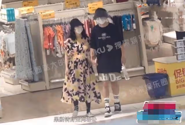謝娜一家四口逛街！她穿衣臃腫似阿姨，雙胞胎女兒正臉都太像張傑