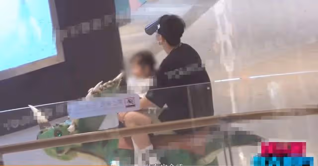 謝娜一家四口逛街！她穿衣臃腫似阿姨，雙胞胎女兒正臉都太像張傑