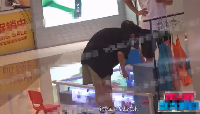 謝娜一家四口逛街！她穿衣臃腫似阿姨，雙胞胎女兒正臉都太像張傑