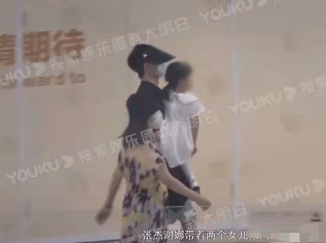 謝娜一家四口逛街！她穿衣臃腫似阿姨，雙胞胎女兒正臉都太像張傑