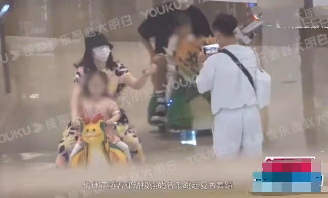 謝娜一家四口逛街！她穿衣臃腫似阿姨，雙胞胎女兒正臉都太像張傑