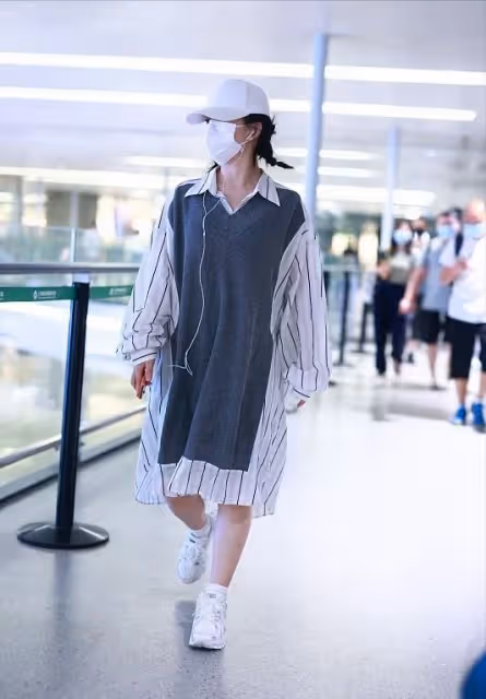 謝娜一家四口逛街！她穿衣臃腫似阿姨，雙胞胎女兒正臉都太像張傑