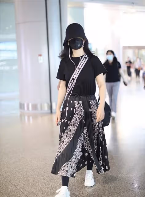 謝娜一家四口逛街！她穿衣臃腫似阿姨，雙胞胎女兒正臉都太像張傑