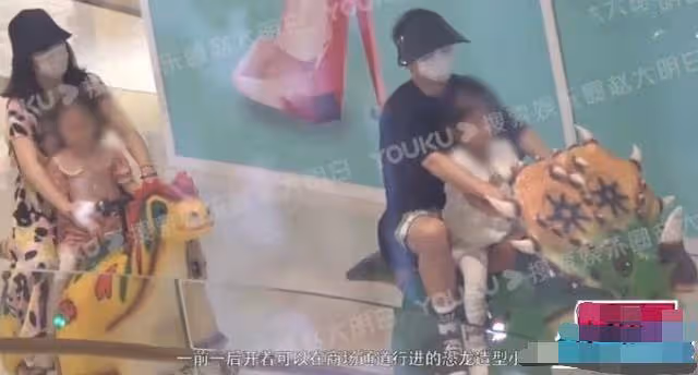 謝娜一家四口逛街！她穿衣臃腫似阿姨，雙胞胎女兒正臉都太像張傑
