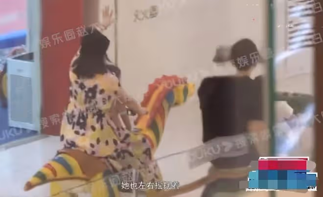 謝娜一家四口逛街！她穿衣臃腫似阿姨，雙胞胎女兒正臉都太像張傑