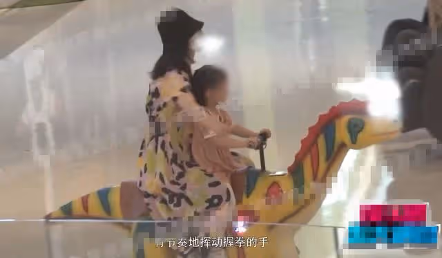 謝娜一家四口逛街！她穿衣臃腫似阿姨，雙胞胎女兒正臉都太像張傑