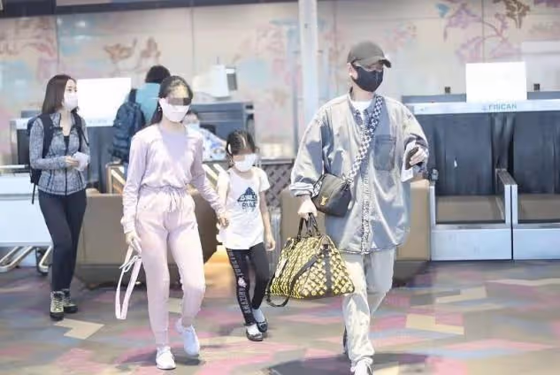 文章帶倆女兒走機場，他瘦不少顏值秒回升，大女兒舞蹈生氣質絕了