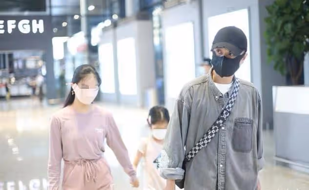 文章帶倆女兒走機場，他瘦不少顏值秒回升，大女兒舞蹈生氣質絕了