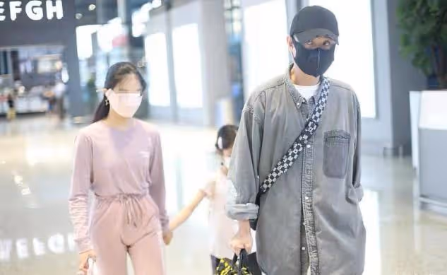 文章帶倆女兒走機場，他瘦不少顏值秒回升，大女兒舞蹈生氣質絕了