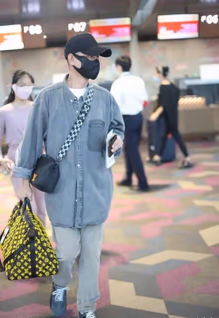 文章帶倆女兒走機場，他瘦不少顏值秒回升，大女兒舞蹈生氣質絕了