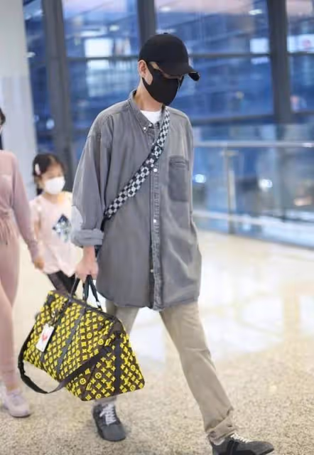 文章帶倆女兒走機場，他瘦不少顏值秒回升，大女兒舞蹈生氣質絕了