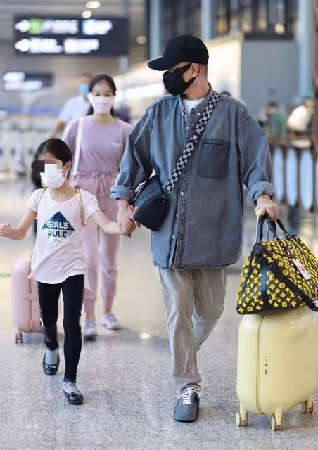 文章帶倆女兒走機場，他瘦不少顏值秒回升，大女兒舞蹈生氣質絕了