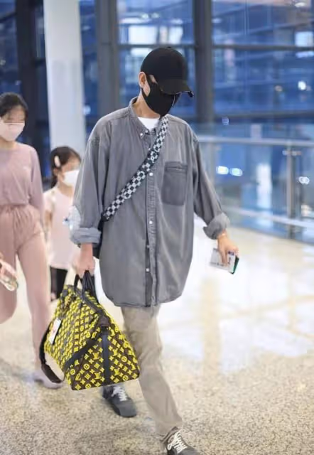 文章帶倆女兒走機場，他瘦不少顏值秒回升，大女兒舞蹈生氣質絕了