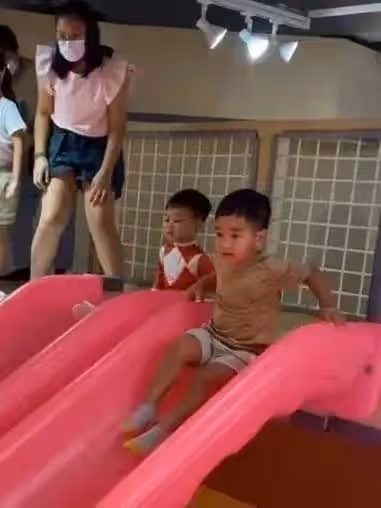 胡杏兒一家為長子慶生，她打扮隆重髮際線卻堪憂，老公越老越帥氣