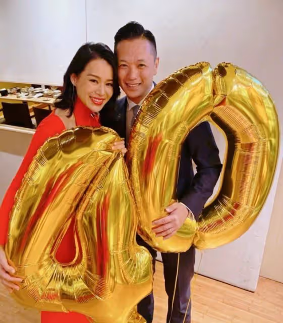 胡杏兒一家為長子慶生，她打扮隆重髮際線卻堪憂，老公越老越帥氣