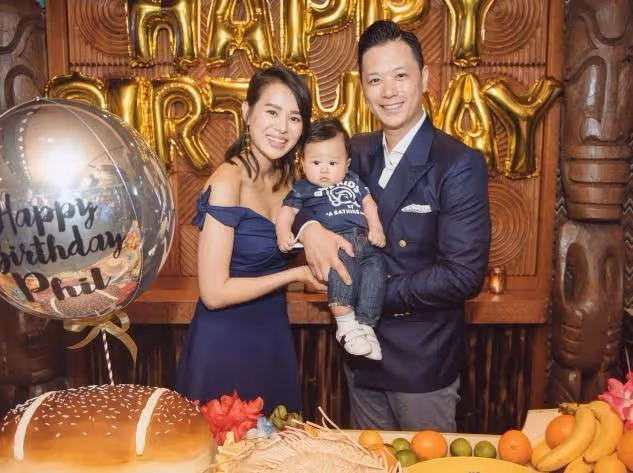 胡杏兒一家為長子慶生，她打扮隆重髮際線卻堪憂，老公越老越帥氣