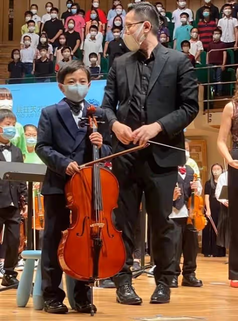 郭晶晶媽媽罕露面，戴銀手鐲頭髮已花白，祖孫三代同框有同款大眼
