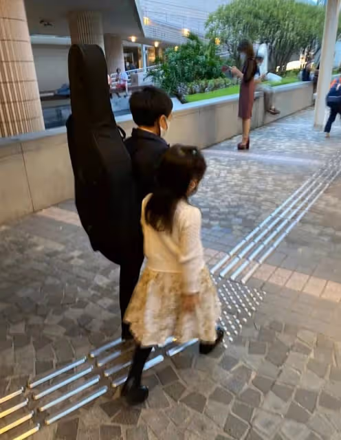 郭晶晶媽媽罕露面，戴銀手鐲頭髮已花白，祖孫三代同框有同款大眼