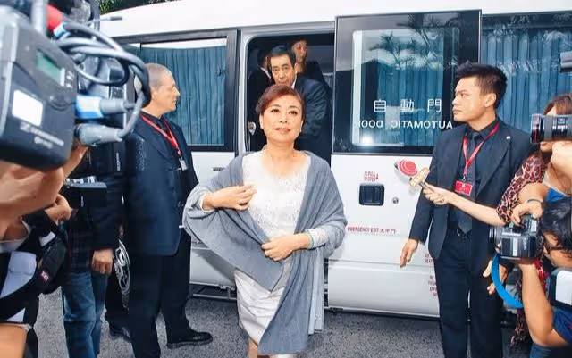 郭晶晶媽媽罕露面，戴銀手鐲頭髮已花白，祖孫三代同框有同款大眼