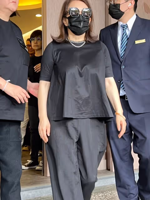 寬姐母喪｜黃鶯鶯睽違9年罕見露面　擁抱安慰37年交情老友