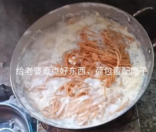 妻子四胎產女,丈夫煮12個雞蛋給補身體,炫耀自己很大方