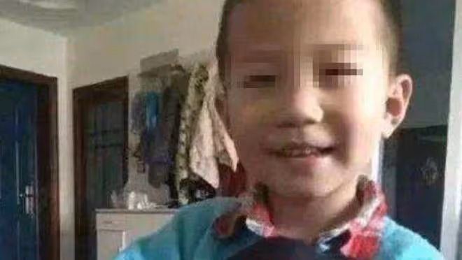 17年陝西6歲男孩慘遭繼母虐待，如今男孩已離世，繼母下場怎樣？