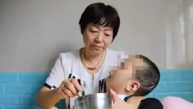 17年陝西6歲男孩慘遭繼母虐待,如今男孩已離世,繼母下場怎樣?