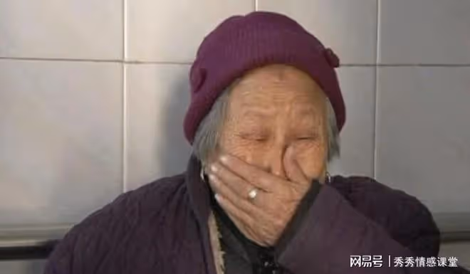 8旬老太,住雞窩,跪求8個女兒給她養老,女兒:誰叫你不生兒子