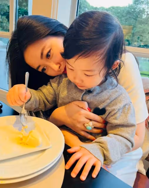 朱珠老公曬女兒近照,2歲珠寶復刻媽媽長相,身高隨爸小長腿搶鏡