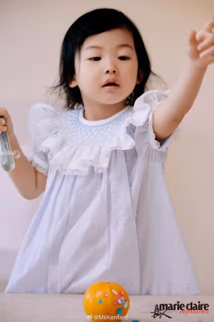 朱珠老公曬女兒近照,2歲珠寶復刻媽媽長相,身高隨爸小長腿搶鏡