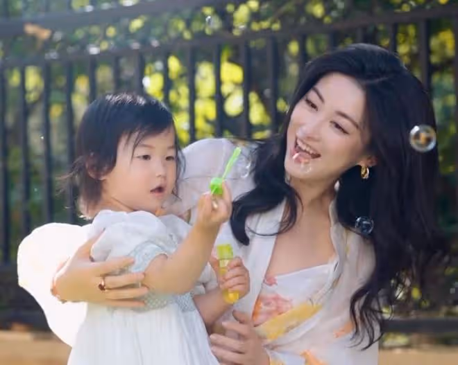 朱珠老公曬女兒近照,2歲珠寶復刻媽媽長相,身高隨爸小長腿搶鏡