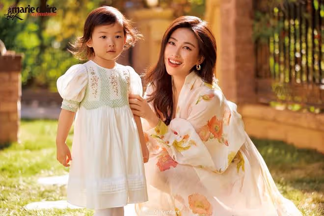 朱珠老公曬女兒近照,2歲珠寶復刻媽媽長相,身高隨爸小長腿搶鏡