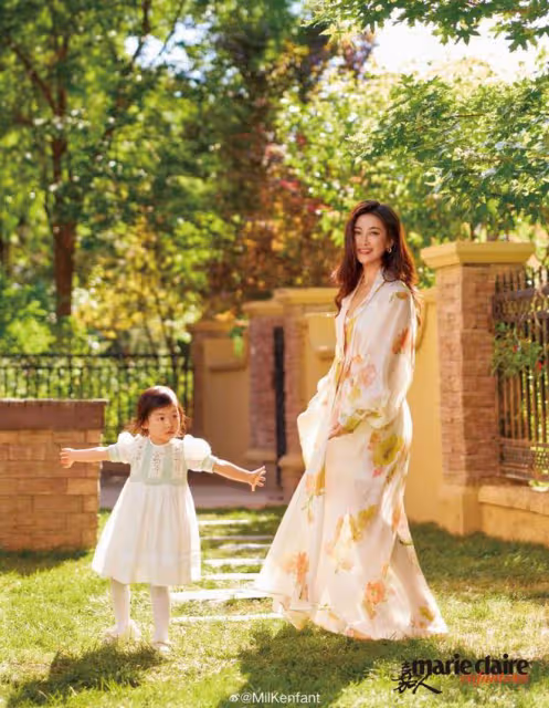 朱珠老公曬女兒近照,2歲珠寶復刻媽媽長相,身高隨爸小長腿搶鏡