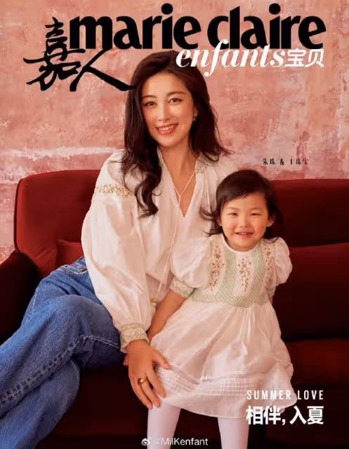 朱珠老公曬女兒近照,2歲珠寶復刻媽媽長相,身高隨爸小長腿搶鏡