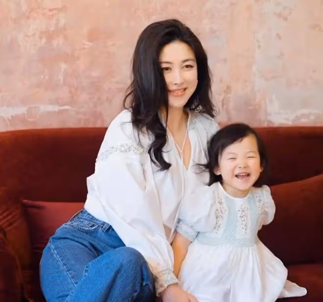 朱珠老公曬女兒近照,2歲珠寶復刻媽媽長相,身高隨爸小長腿搶鏡
