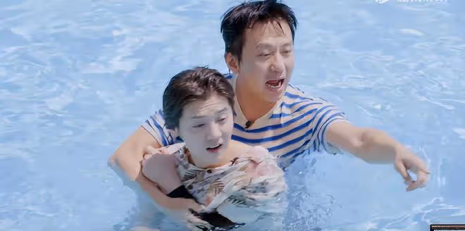 鹿晗臉怎麼垮成這樣了?關曉彤快來管管你男朋友!