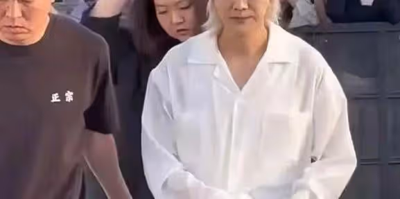鹿晗臉怎麼垮成這樣了?關曉彤快來管管你男朋友!