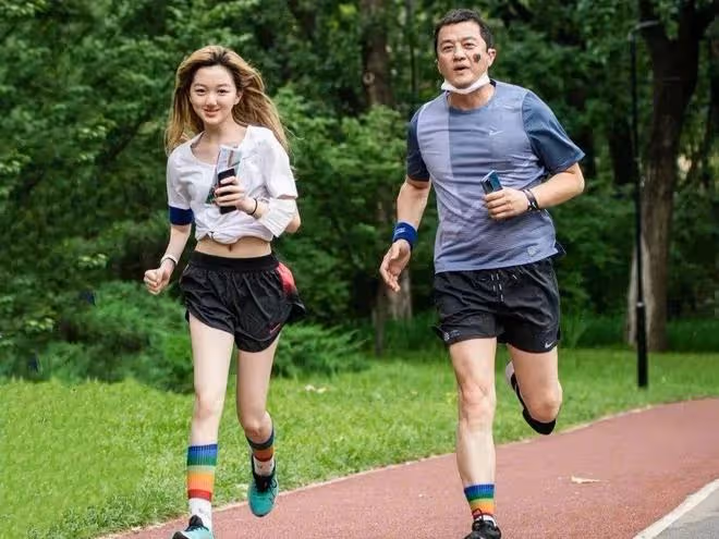 王菲女兒曬泳裝,被罵「蕩婦」,王菲:她只是不乖,但她沒有學壞
