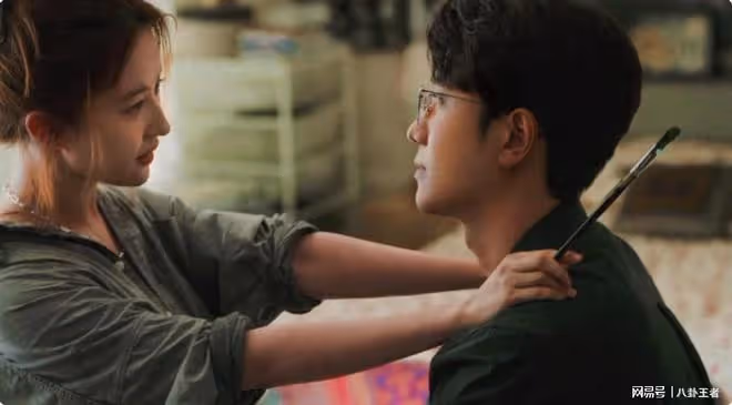 玉女變欲女!劉亦菲彭冠英捧頭扶腰頻頻上演激吻戲,讓人血脈噴張