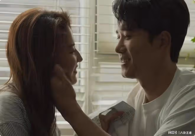 玉女變欲女!劉亦菲彭冠英捧頭扶腰頻頻上演激吻戲,讓人血脈噴張