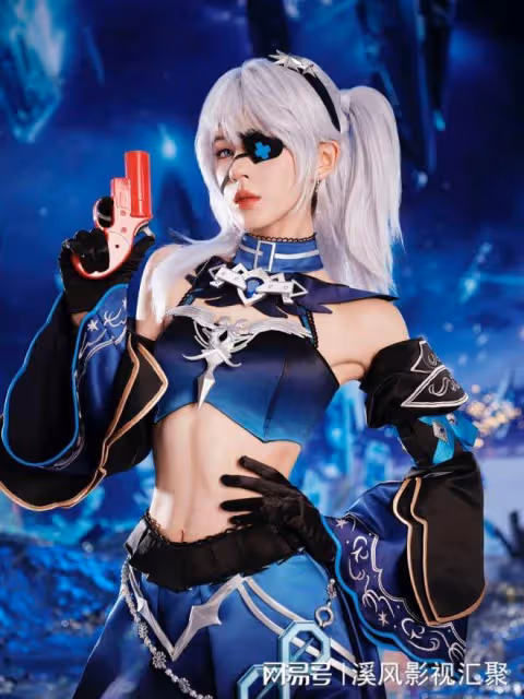 張予曦cos雙生女神美翻天!腿環異瞳加白髮,玉足美腿很絲滑!