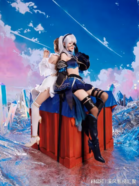 張予曦cos雙生女神美翻天!腿環異瞳加白髮,玉足美腿很絲滑!