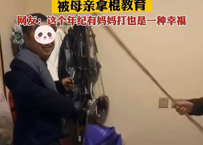男子喝醉酒回家,被八旬母親拿棍子教訓,不躲閃還笑呵呵挨揍